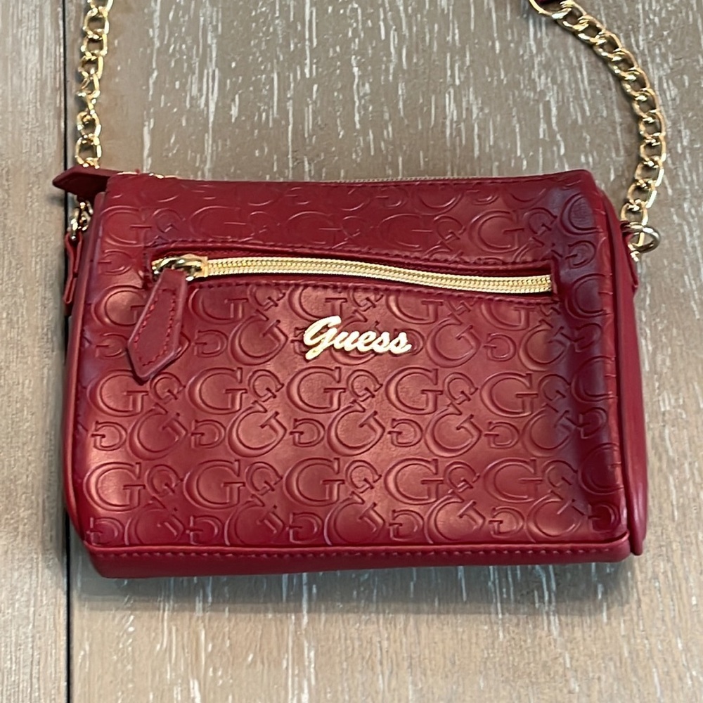 Maroon Guess crossbody travel purse with gold hardware zipper closure small - Picture 3 of 9